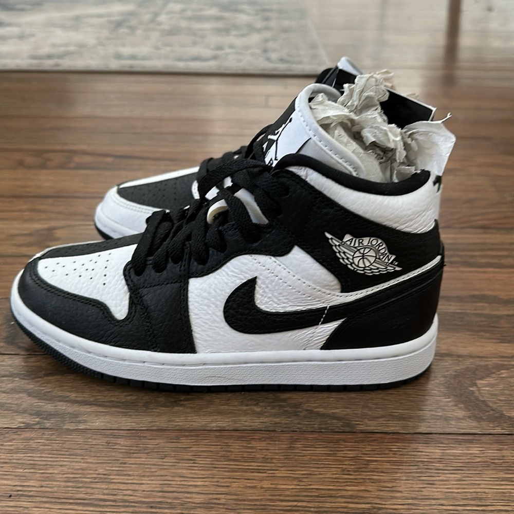 Nike Women’s Air Jordan 1 Mid SE